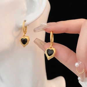 Orecchini vintage a cuore con pietre nere e finitura in oro opaco per donna
