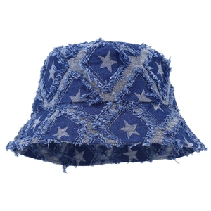 Bob en jean bleu foncé avec bords effilochés et motif étoile rétro pour un look urbain