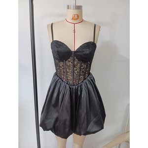 Détail du corsage en dentelle noire avec baleines et jupe boule en satin brillant