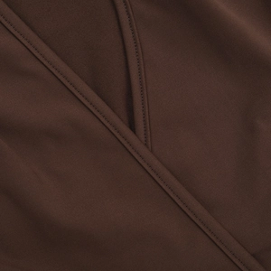 Detailaufnahme der Kreuz-V-Ausschnitt-Naht am braunen Strick-Strandkleid
