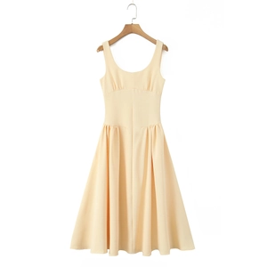 Détail d'une élégante robe trapèze jaune pâle sans manches avec plis à la taille et texture