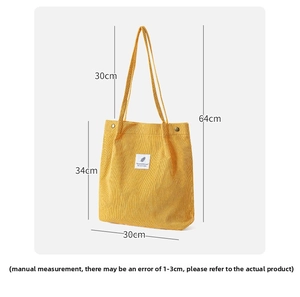 Detalle del bolso tote de pana amarilla con textura vertical y medida de 34cm de alto