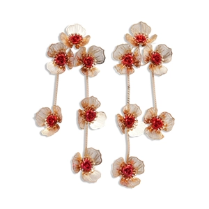 Boucles d'oreilles pendantes à fleurs dorées ajourées avec roses rouges élégantes