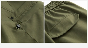 Detalle de los pantalones cargo verde militar con cordón elástico y bolsillo con solapa