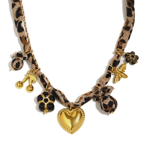 Collier plaqué or 18 carats avec chaîne en tissu léopard et breloques cœur et lune