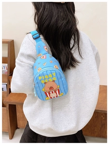 Détail du sac de poitrine bleu clair pour enfants avec imprimé ours de dessin animé