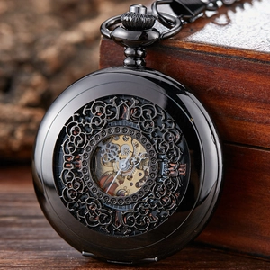 Detailaufnahme einer schwarzen mechanischen Retro-Taschenuhr auf einer Mahagonibox