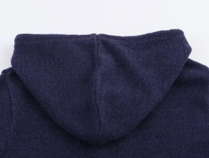 Détail macro de la texture en maille bleu marine et de la structure de la capuche