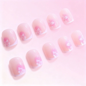 Unghie finte corte quadrate con sfumatura rosa, motivi floreali bianchi e French tip