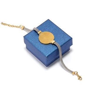Dettaglio del bracciale in maglia bicolore oro e argento in acciaio inox con chiusura