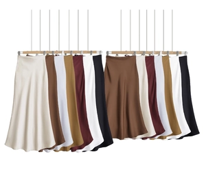 Présentation de jupes longues évasées en satin à taille haute dans divers coloris