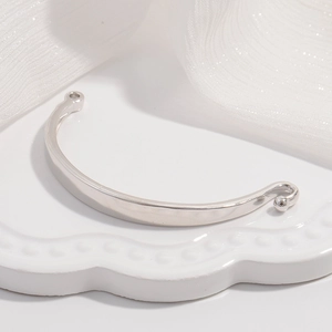 Poliertes S925 Sterlingsilber Bogenteil für DIY Schmuck auf einem weißen Tablett
