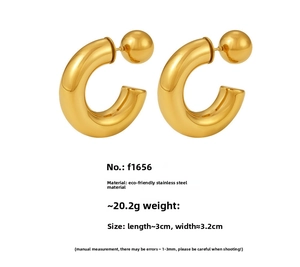 Dettaglio di orecchini a C spessi in acciaio inossidabile lucido placcati in oro 18K