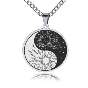 Vue détaillée du pendentif yin yang en acier inoxydable avec gravure soleil et lune