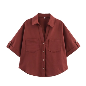 Chemise classique rouge brique pour femme avec col à revers et poches poitrine