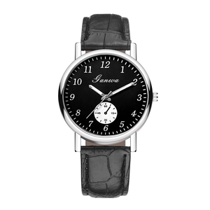 Détail du boîtier argenté avec cadran noir, chiffres arabes et bracelet en cuir à motif croco