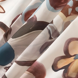 Makrodetail von atmungsaktivem Leinenimitat mit abstrakten floralen Mustern in Erdtönen
