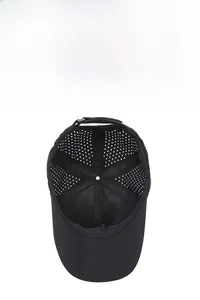 Dettaglio dei fori di ventilazione tagliati al laser su un cappellino nero ad asciugatura rapida
