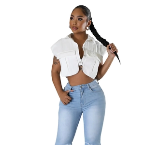 Ensemble d'été femme avec veste cargo courte blanche et jean denim bleu clair déchiré