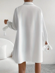 Elegantes weißes langärmeliges Hemdkleid mit Schleifenbündchen und minimalistischer Rückansicht
