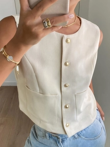 Ärmellose Kurzjacke für Damen in Cremeweiß mit Goldknöpfen und Webstruktur