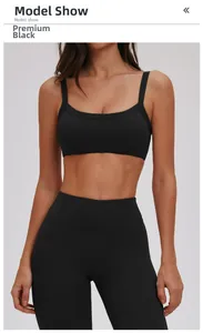 Dettaglio del tessuto spazzolato nero premium del reggiseno sportivo e dei leggings yoga