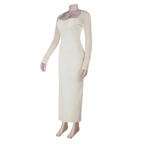 Detailaufnahme der filigranen Stickerei und des Spitzenstoffs an einem Vintage-Kleid