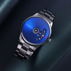 Makroaufnahme einer modischen Herrenuhr mit blauem Zifferblatt und rotierenden Scheiben