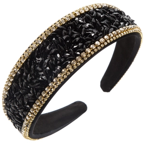 Détail du serre-tête baroque avec perles noires facettées et strass dorés scintillants
