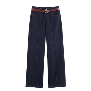 Pantalon en jean bleu foncé à jambes larges avec ceinture bordeaux texture croco vue à plat