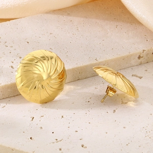 Elegante goldene Spiralstecker mit Vintage-Metalltextur auf weichem Hintergrund