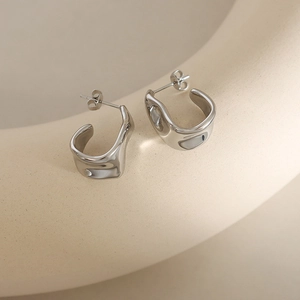 Boucles d'oreilles irrégulières argentées en forme de C avec finition polie