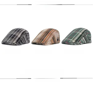 Trois bérets à carreaux pour hommes en noir, kaki et vert avec motif écossais classique