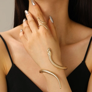 Parure de bijoux serpent dorée avec bague et bracelet torsadés à texture d'écailles