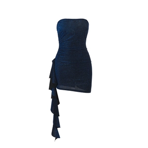Robe bustier moulante à paillettes bleu marine avec d'élégantes banderoles asymétriques