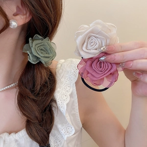 Detailansicht der eleganten Organza-Rosen-Haargummis in Grün, Beige und Rosa Tönen