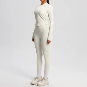 Détail de l'ensemble de yoga crème avec veste zippée ajustée et legging taille haute