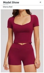 Vue détaillée du short croisé taille haute rouge cerise et du haut court à col en U