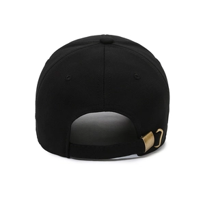 Vue arrière d'une casquette de baseball noire avec boucle en cuivre réglable