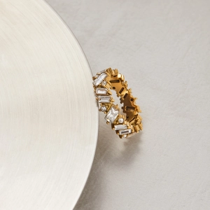 Detailaufnahme von Vintage 18K Gold Edelstahlring mit geometrischen weißen Zirkonen