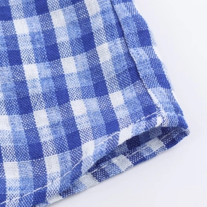 Nahaufnahme des blau-weiß karierten Hemdstoffs mit hochwertigen Nähten und Texturen