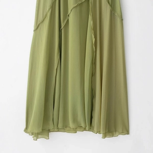 Abito a sottoveste verde oliva stile resort con balze in chiffon e pieghe verticali