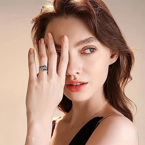Detail van vintage boho zilveren ring met bij- en bloembladtextuur op de vinger van model
