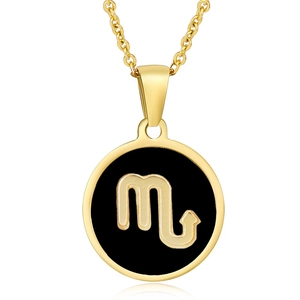 Vue détaillée du symbole du Scorpion gravé sur un pendentif rond en or et noir
