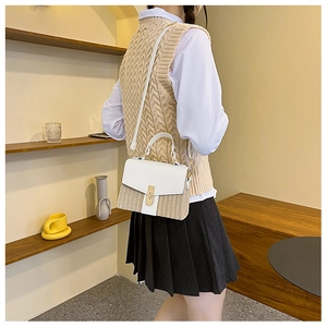 Detailansicht der Damen Strohhandtasche mit weißer Lederklappe und goldenem Verschluss