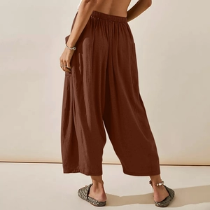 Détail du pantalon sarouel en coton et lin marron montrant la texture et la taille haute