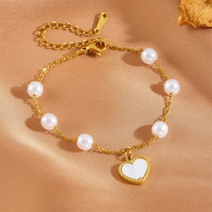 Détail d'un bracelet en acier inoxydable 18K avec perles blanches et cœur