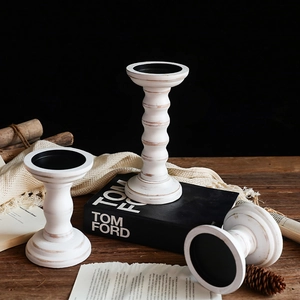 Set di 3 candelabri vintage in legno bianco invecchiato con vassoi in metallo