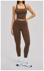 Détail de l'ensemble de yoga marron foncé avec legging taille haute et gilet de sport