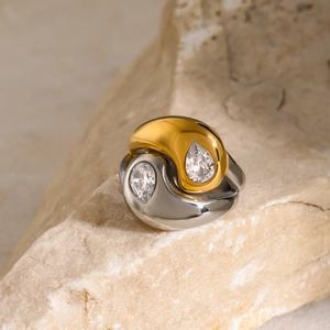 Dettaglio macro dell'anello intrecciato in oro 18K e argento con zirconi a forma di goccia